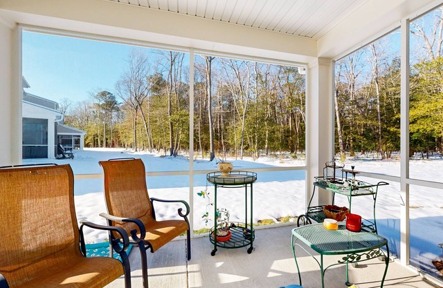 Milo's Haven pet friendly townhome w/shared pool, W/D & Free WIFI