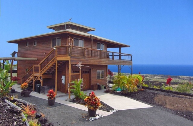 Milolii Whale House with Spectacular Ocean View!