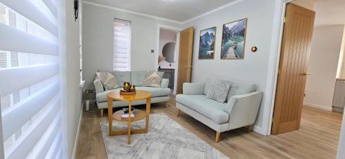Milton Keynes 3BR modern Home, Sleeps 5, Families, Free Parking