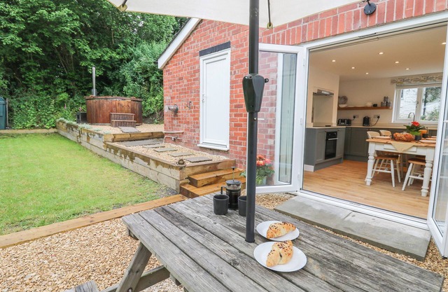 MIN Y NANT, pet friendly, character holiday cottage in Llangadfan