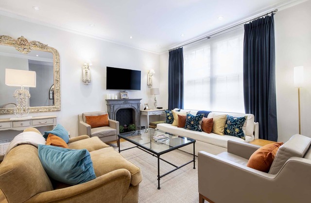 Mindblowingly Stylish Kensington Mews House w/Terrace in Heart of it All!