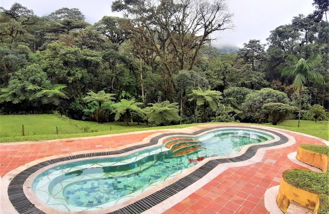 Mindo Loma Bird Lodge