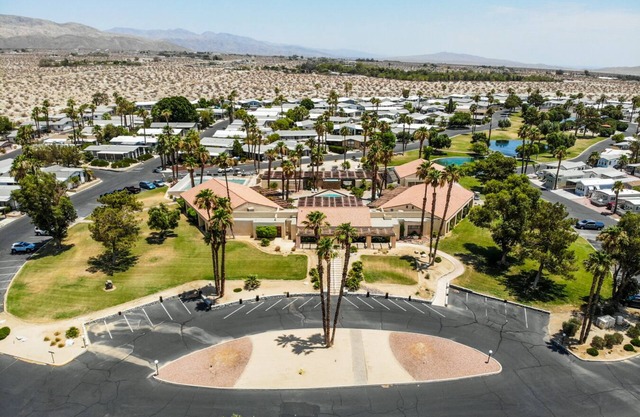 Mineral hot springs, tiny house, quiet resort located in the desert .