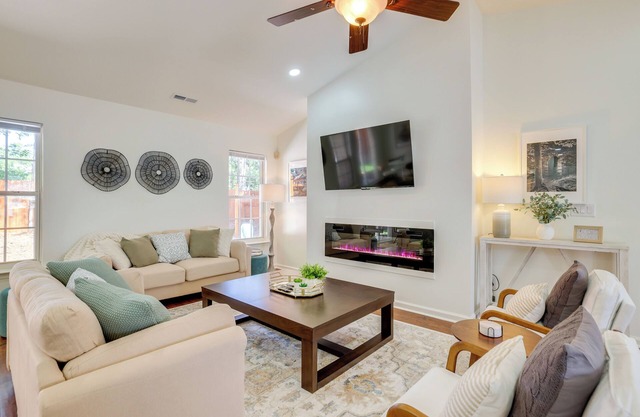 Mini Putting Green & Pool Access: Simpsonville Gem