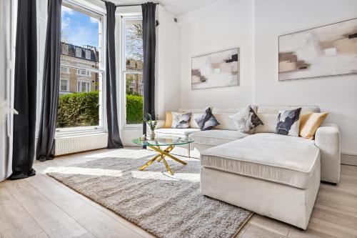 Minimalist Luxe 2BR Designer Retreat in Prime Kensington for 6 Next to Station Harrods