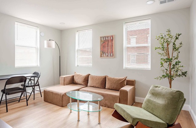 Minimalist S Center City 2Queens