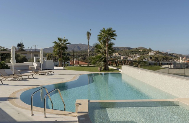 Minos 1, Amphimatrion Luxe Apt with private pool and Seaview, 750m to the beach