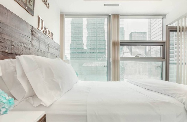 Mins to CN tower, Scotiabank Arena, Rogers Centr
