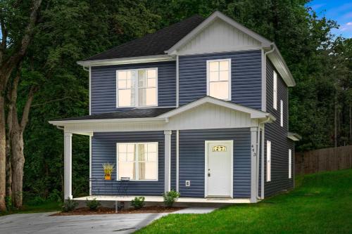 Minutes from Downtown - The Comfy Navy Nestler