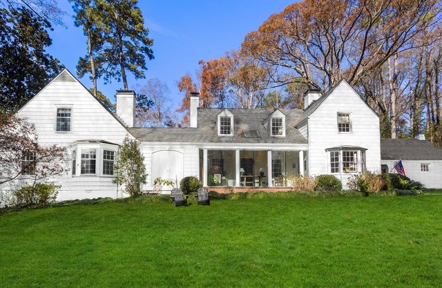 Minutes from MBS & Truist - Pet Friendly Home in Exclusive Neighborhood