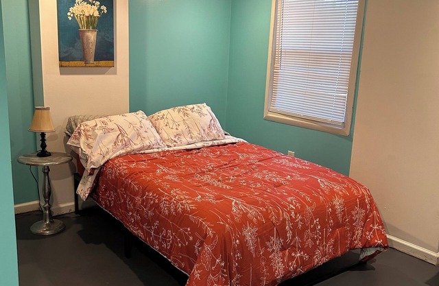 Minutes to Chattanooga Airport or downtown! Full basement in owners home.