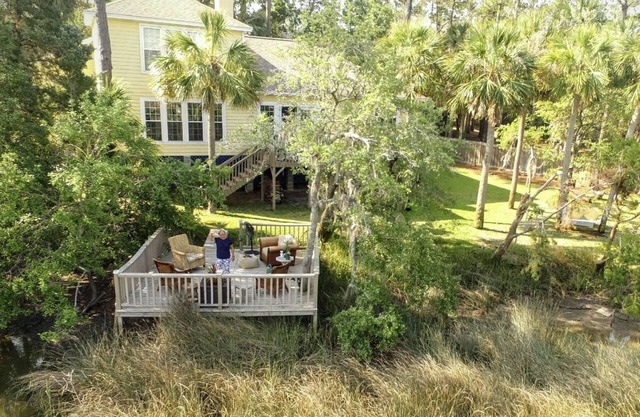 Minutes to Historic Savannah and Tybee Island. situated on a private marsh