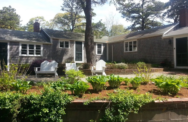 Minutes to several local Beaches, Clean, A/C, fire pit, perfect family home!