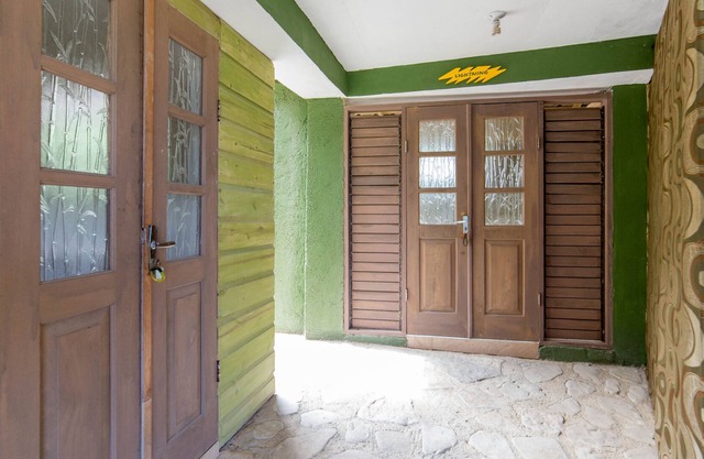Minutes Walk to Private White Sand Beach, King size Bed for 2. Cozy Romantic