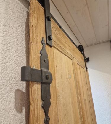 Mirchel Pintli, Hotel und Restaurant