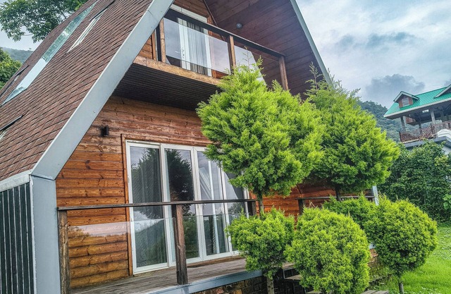 Mistywood Cottages With Valley View by Homeyhuts