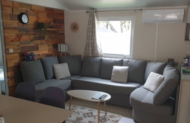 Mobil-home Dans Petit Camping Tranquil. Calme, Ombragé et Nombreuses Activités
