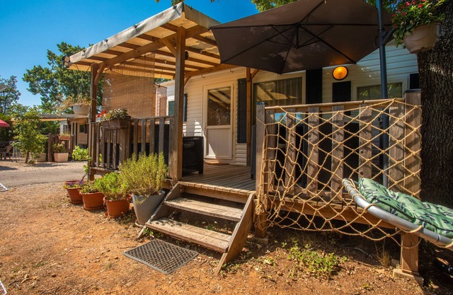 Mobile Home 'Marinière' with Lake View, Private Pool and Air Conditioning
