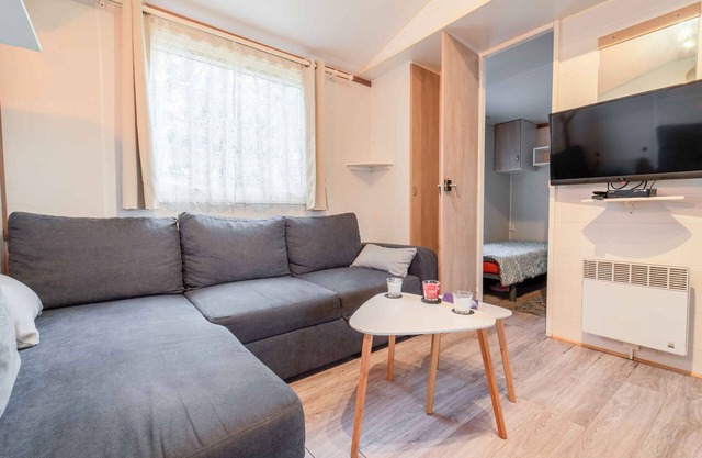 Mobile home 2 bedrooms with air conditioning, terrace, and pool in Mimizan