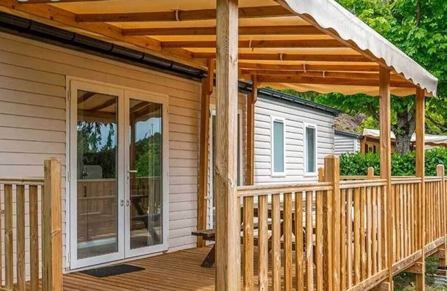 Mobile home 3 bedrooms in a campsite located on the edge of Lake Villefort