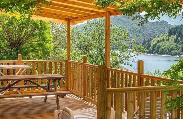 Mobile home in a campsite in Lozère on the shores of Lake Villefort