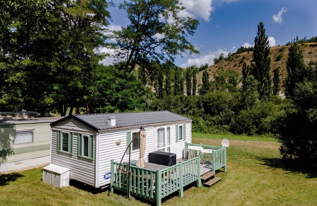 Mobile Home 'Le Cocon' with Shared Pool, Private Terrace and Wi-Fi
