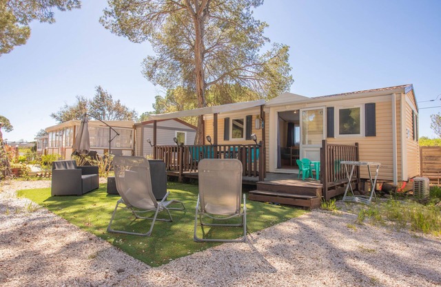 Mobile Home 'Mobilhome Oasis Village Puget Argen' with Shared Pool and Private Terrace