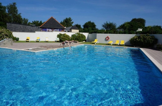 Mobile Home 'Mobil-home Terrasse Couverte' with Shared Pool and Private Terrace