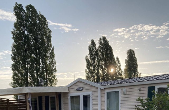 Mobile home on the banks of the Eure.