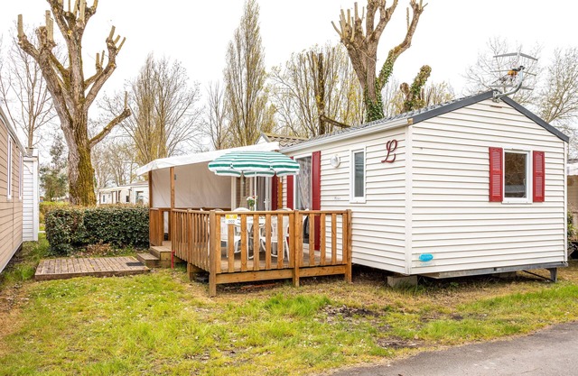 Mobile Home 'Piscines - Terrasse' with Shared Pool and Private Terrace