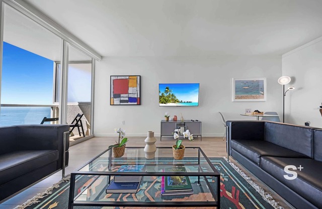 Modern 1-BD Arya Condo | Pool & Parking