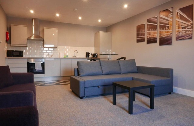 Modern 1 bed apartment on edge of city centre 4