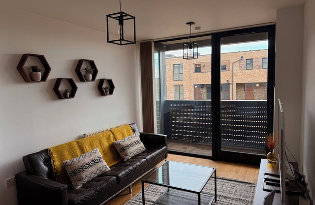 Modern 1-Bed Flat: 7 Min Walk to E&C Tube station!