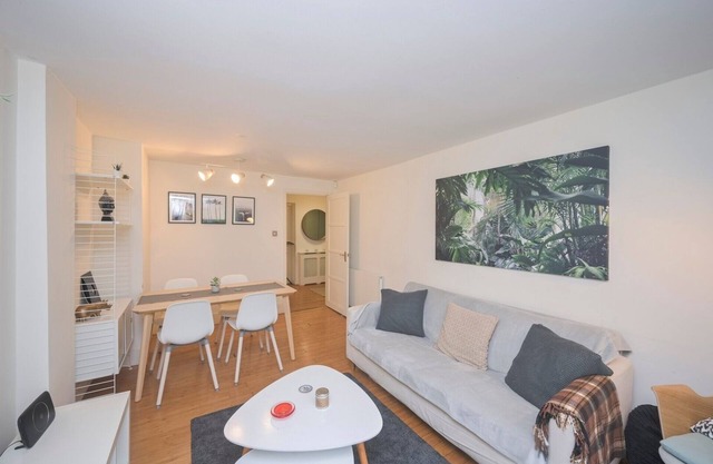 Modern 1BD Basement Flat Near Victoria Park London