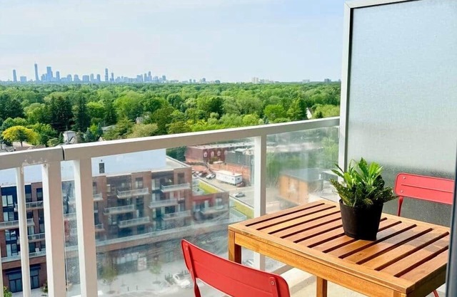 Modern 1BR Condo in Port Credit – Steps to Lake