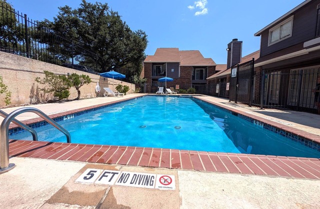 Modern 1BR Condo Minutes from Downtown Austin with Pool, Patio, Workspace & Luxe mattress