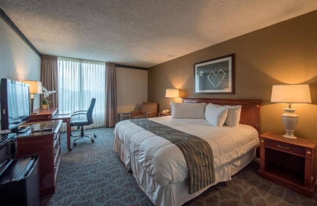 Modern 1BR Suite at Lakeview Golf Resort w Pool
