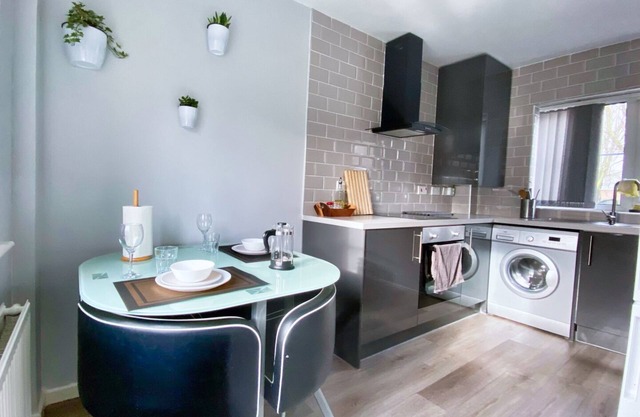 Modern 2 bdr Home, Spacious Garden, City Center, Free Parking NETFLIX