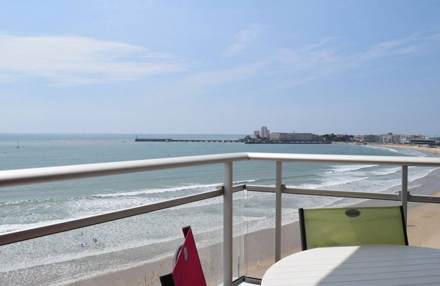 Modern 2-bedroom apartment, near beach, up to 6 guests