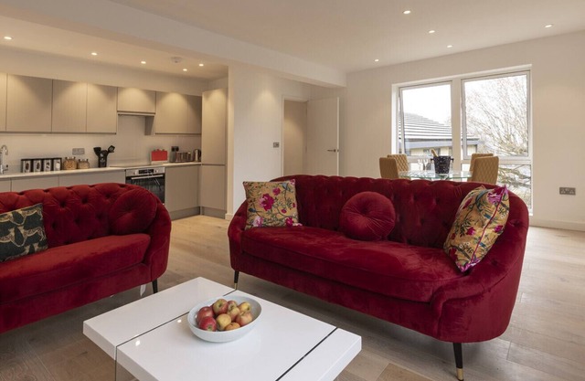 Modern 2 Bed/2 Bath Apartment with Parking in Bath
