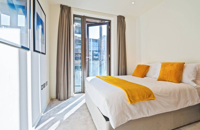Modern 2-Bed 2-Bath Oasis with Balcony in Vibrant Nine Elms.