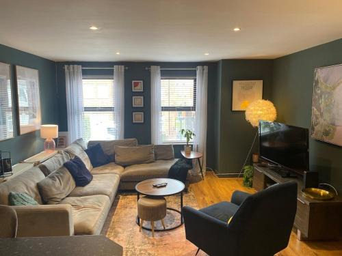 Modern 2 Bed apartment w parking