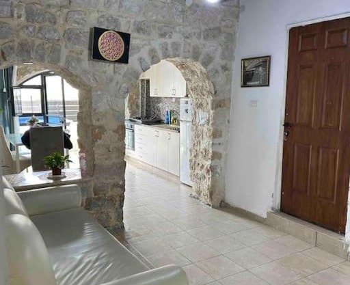 Modern 2-Bed Cave on HaAri
