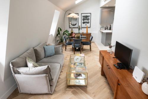 Modern 2 bed Charlotte Street apartment on 3rd floor