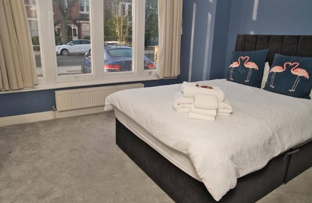 Modern 2-Bed Flat in Ealing Broadway, Sleeps 5, Patio, Garden, Parking & Wi-Fi