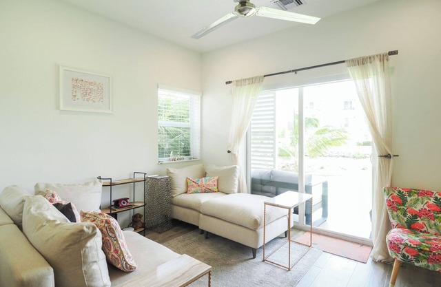 Modern 2 bed in West Bay with pool and gym