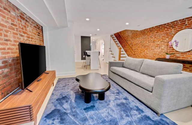 Modern 2 Bed Suite in historic townhouse w patio
