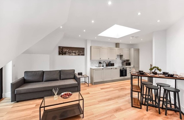 Modern 2 Bedroom Stay, Balcony, East Croydon