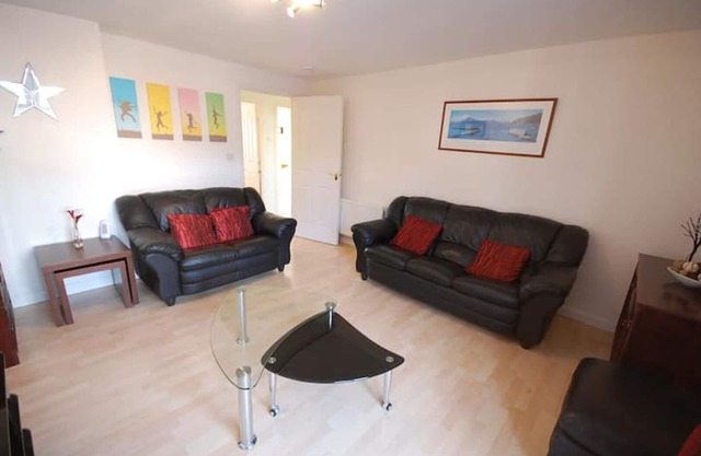 Modern 2 Bedroom Apartment - Free Secure Parking