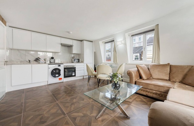 Modern 2-Bedroom Apartment in the Heart of Soho. 5